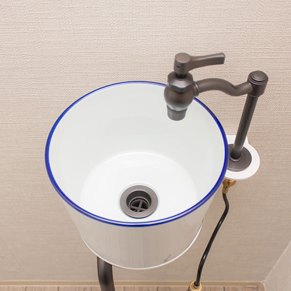 【使用例】ポケット立豆栓カウンターセット（フチ青色）　床給水×床排水ブロンズ